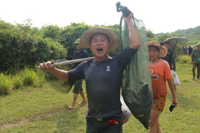 Đặc sắc lễ hội đánh bắt cá cầu may ở Hà Tĩnh - Ảnh 14.