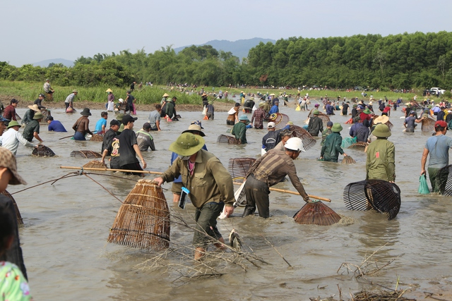Đặc sắc lễ hội đánh bắt cá cầu may ở Hà Tĩnh - Ảnh 15.