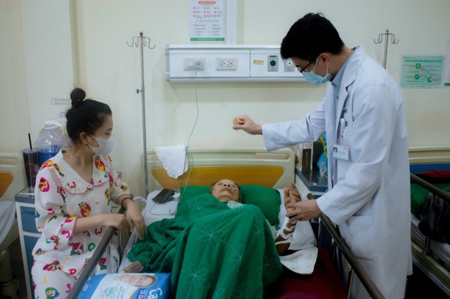 Gãy xương ở tuổi 103: Bà cụ được phẫu thuật an toàn và phục hồi nhanh chóng tại Bệnh viện Hoàn Mỹ ITO Đồng Nai - Ảnh 2.