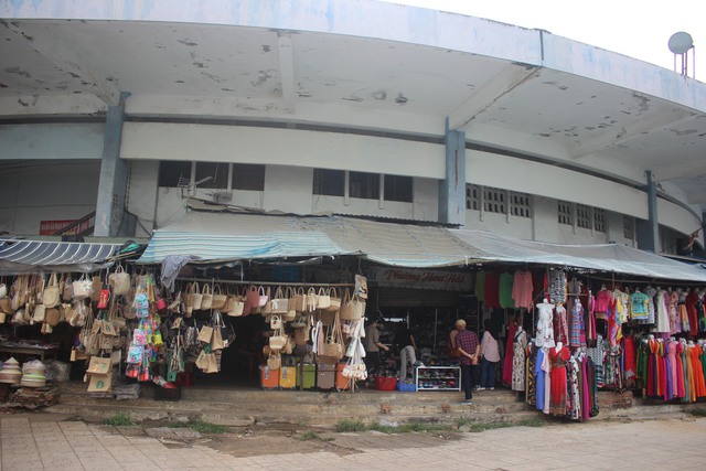 Chợ lớn nhất Khánh Hòa “đìu hiu”, hàng trăm sạp hàng bị bỏ trống - Ảnh 11.