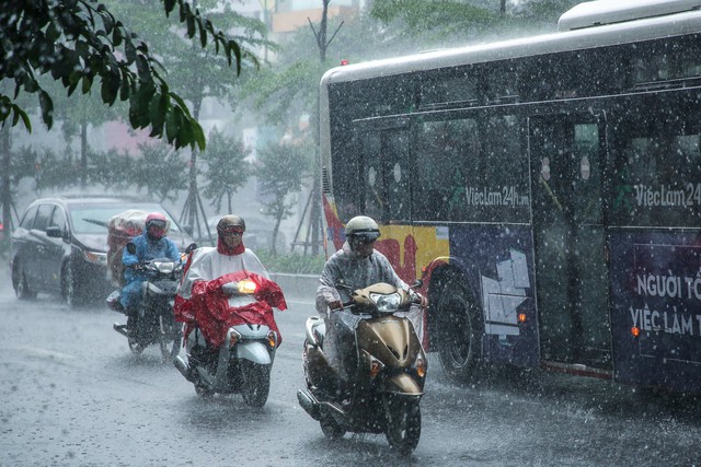 Vùng áp thấp ít dịch chuyển, Bắc Bộ mưa lớn trong 48 giờ tới  - Ảnh 2.