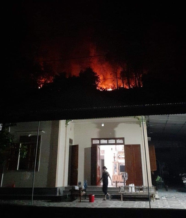 Nghệ An: Hơn 500 chiến sĩ cùng người dân đang nổ lực dập lửa tại núi Bàu
 - Ảnh 2.