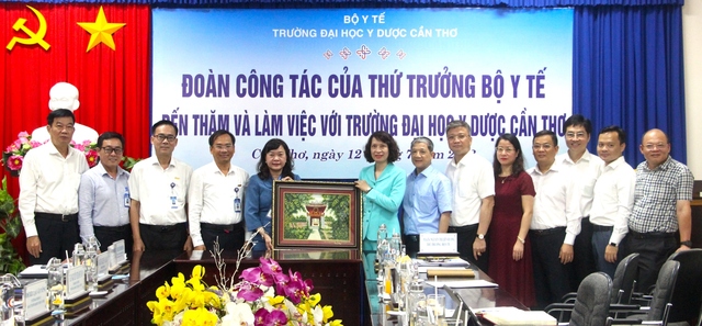 Thứ trưởng Bộ Y tế Nguyễn Thị Liên Hương: Tạo điều kiện để nâng cao chất lượng đào tạo ngành y - Ảnh 2.