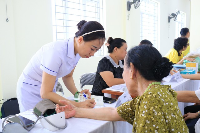 Bệnh viện Kiến An khám và cấp phát thuốc miễn phí cho người có công tại phường Vạn Hương, Đồ Sơn - Ảnh 3.