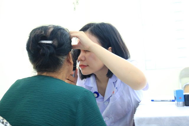 Bệnh viện Kiến An khám và cấp phát thuốc miễn phí cho người có công tại phường Vạn Hương, Đồ Sơn - Ảnh 4.