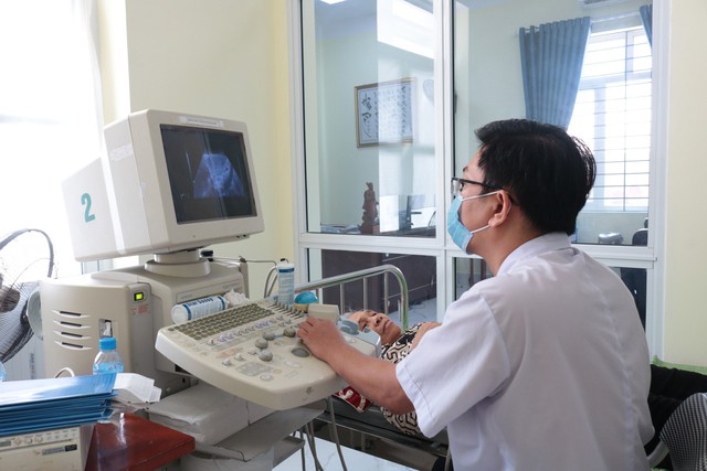 Bệnh viện Kiến An khám và cấp phát thuốc miễn phí cho người có công tại phường Vạn Hương, Đồ Sơn - Ảnh 1.