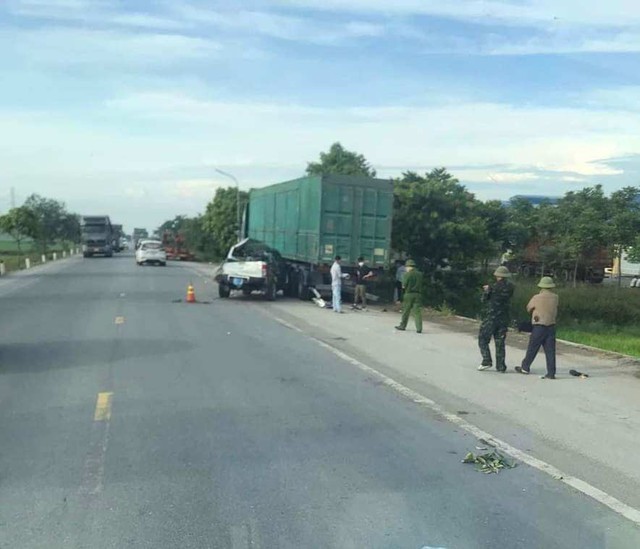 Nghệ An: Hai người trên xe bán tải tử vong sau cú đâm mạnh vào xe container  - Ảnh 1.