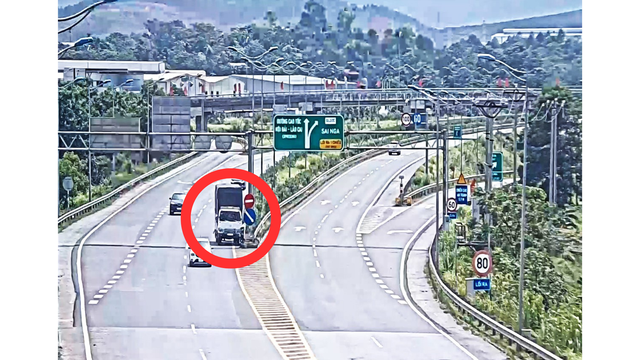 Đã tìm thấy tài xế xe tải đâm tử vong người đi bộ trên cao tốc - Ảnh 2.