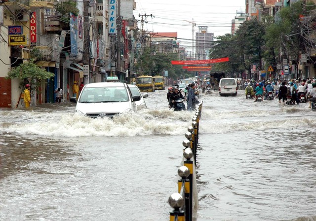 Hà Nội khuyến cáo người dân hạn chế ra đường khi bão số 1 đổ bộ - Ảnh 1.