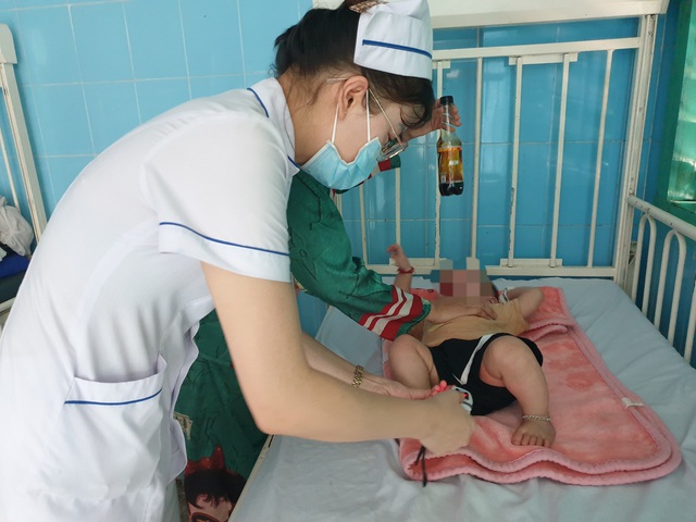 Nhiều bệnh nhi tay chân miệng ở Quảng Bình mắc thể nặng, bác sĩ khuyến cáo gì ? - Ảnh 2.