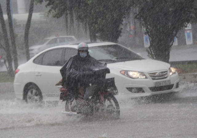 Công an Hà Nội chỉ cách tham gia giao thông an toàn mùa mưa bão - Ảnh 1.