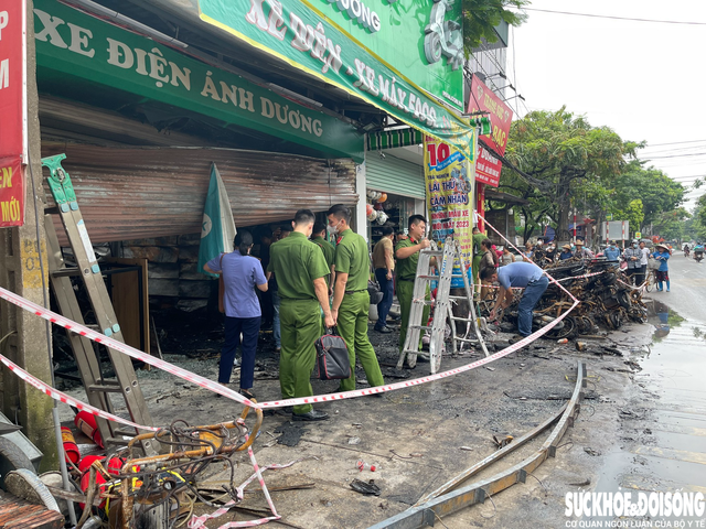 Hiện trường vụ cháy cửa hàng xe máy điện làm 3 người tử vong tại Hà Nội - Ảnh 2.