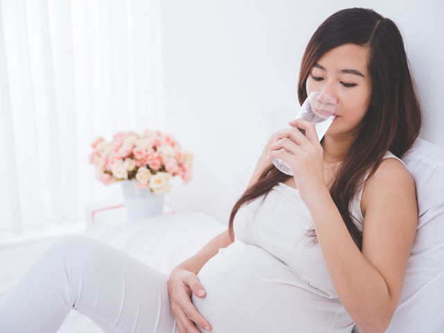 Mẹ bầu bị ngộ độc thực phẩm gây nguy hiểm cho thai nhi - Ảnh 4.