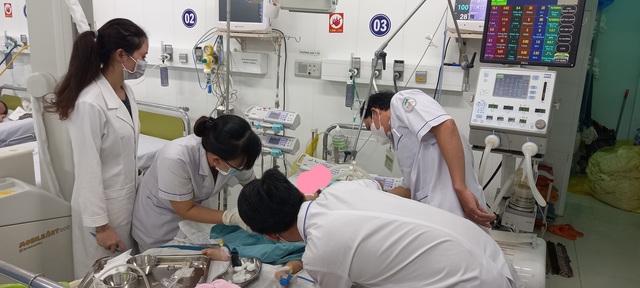 Chạy đua từng phút cứu bệnh nhân tay chân miệng nặng ở Khánh Hòa - Ảnh 3.