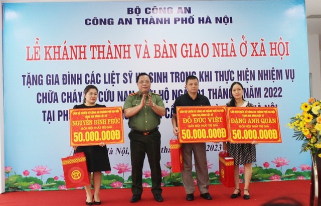 Hà Nội: Trao tặng nhà tình nghĩa tới thân nhân 3 liệt sỹ Cảnh sát PCCC hy sinh khi làm nhiệm vụ - Ảnh 1.