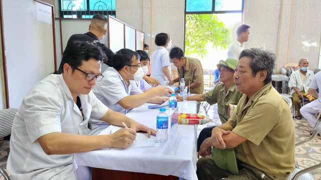 Bệnh viện Kiến An khám sức khỏe, cấp phát thuốc cho người nghèo, hộ nghèo và hoàn cảnh khó khăn ở Tiên Lãng - Ảnh 2.