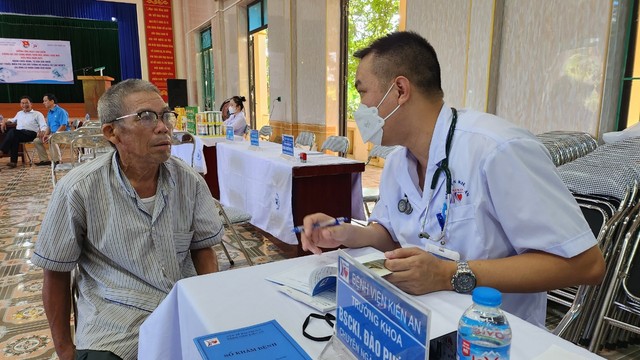 Bệnh viện Kiến An khám sức khỏe, cấp phát thuốc cho người nghèo, hộ nghèo và hoàn cảnh khó khăn ở Tiên Lãng - Ảnh 3.