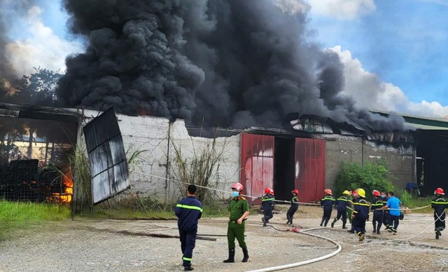 Cháy kho xưởng rộng 1.000 m2 tại Hòa Bình - Ảnh 2.