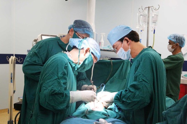 Phẫu thuật cùng chuyên gia tuyến trung ương tại Bệnh viện Sản Nhi tỉnh Phú Thọ - Ảnh 1.