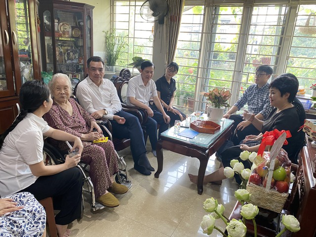 Hội Thầy thuốc trẻ Việt Nam thăm gia đình Liệt sĩ, Bác sĩ Đặng Thùy Trâm - Ảnh 2.
