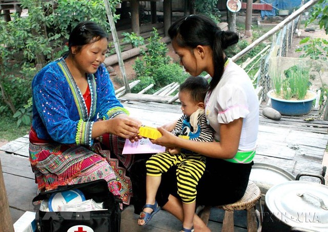 Cô đỡ thôn bản là cánh tay nối dài của ngành y tế giúp chăm sóc sức khỏe bà mẹ, trẻ em tại các vùng ĐBDTTS - Ảnh 2.