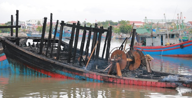 Vụ cháy tàu ở cảng cá của Nghệ An: Hỗ trợ tối đa cho ngư dân  - Ảnh 2.
