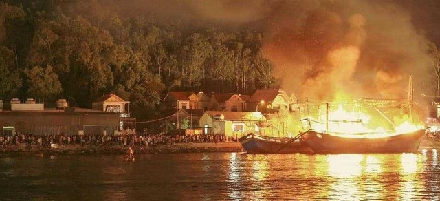 Vụ cháy tàu ở cảng cá của Nghệ An: Hỗ trợ tối đa cho ngư dân  - Ảnh 2.