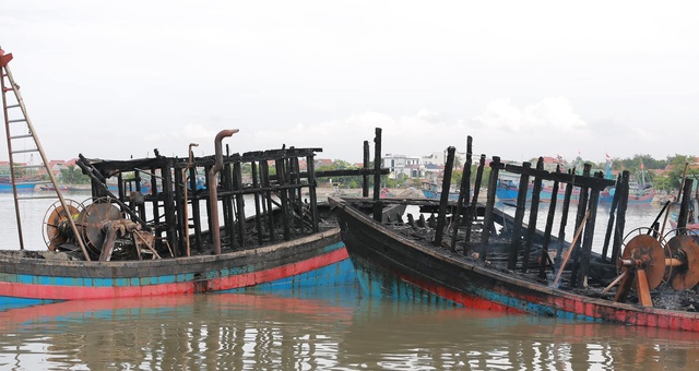 Vụ cháy tàu ở cảng cá của Nghệ An: Hỗ trợ tối đa cho ngư dân  - Ảnh 3.