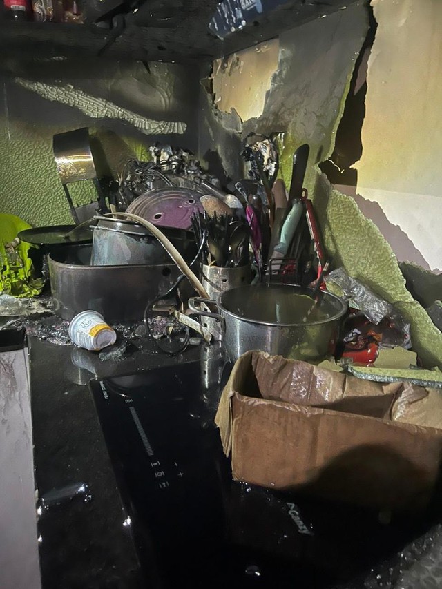 Cháy do chập điện phòng bếp tại chung cư cao tầng quận Nam Từ Liêm - Ảnh 2.