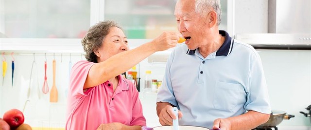 Ăn uống lành mạnh giúp người cao tuổi tăng sức đề kháng trong mùa nắng nóng - Ảnh 2.