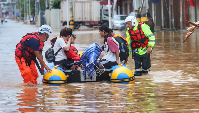 Bão Doksuri gây lũ lụt ở Trung Quốc, hàng nghìn người dân Bắc Kinh phải sơ tán - Ảnh 1.
