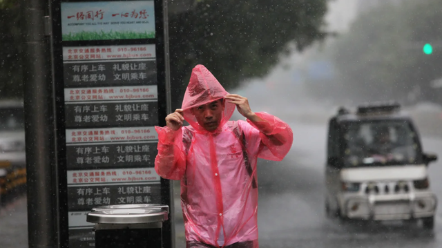 Bão Doksuri gây lũ lụt ở Trung Quốc, hàng nghìn người dân Bắc Kinh phải sơ tán - Ảnh 2.