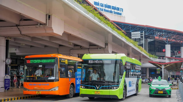 Người dân có thể tiếp cận hơn 150 lượt xe buýt miễn phí tại sân bay Nội Bài - Ảnh 2.