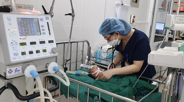 Cứu sống bé sơ sinh người Mông 26 ngày tuổi bị xuất huyết não - Ảnh 3.