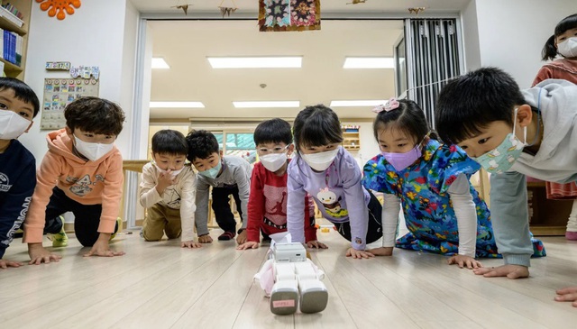 Già hóa dân số: Hàn Quốc ngày càng ít nhà trẻ, viện dưỡng lão nhiều thêm - Ảnh 2.