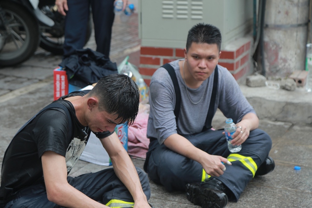 Hà Nội: Chia sẻ, hỗ trợ gia đình các nạn nhân trong vụ cháy tại ngõ Thổ Quan - Ảnh 5.