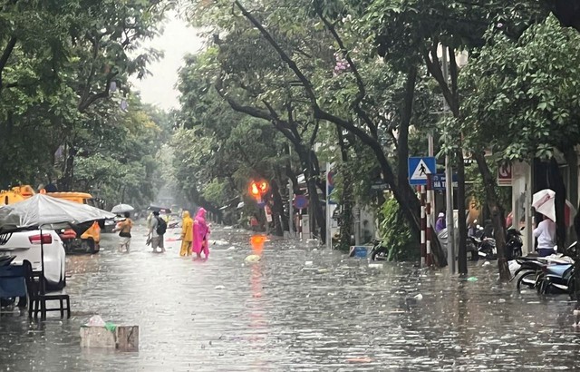Những tuyến phố ở Hà Nội có nguy cơ cao ngập trong chiều nay - Ảnh 2.