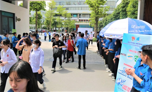 Thí sinh có đang phải chịu cảnh &quot;phí chồng phí&quot; để xét tuyển vào đại học? - Ảnh 2.