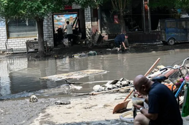Bão Khanun: Miền tây Trung Quốc sạt lở đất, 9 thành phố ở Nga phải sơ tán khẩn cấp do nước lũ dâng cao - Ảnh 2.