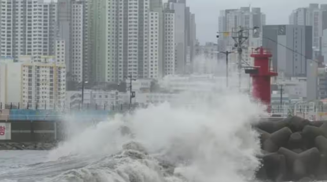 Bão Khanun: Miền tây Trung Quốc sạt lở đất, 9 thành phố ở Nga phải sơ tán khẩn cấp do nước lũ dâng cao - Ảnh 4.
