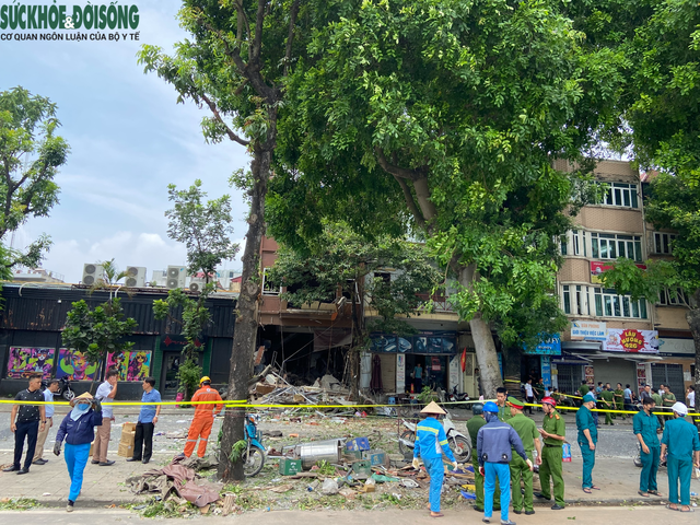 Nổ lớn tại quán lẩu 42 đường Yên Phụ, kính vỡ tan hoang bắn xa hàng trăm mét - Ảnh 2.