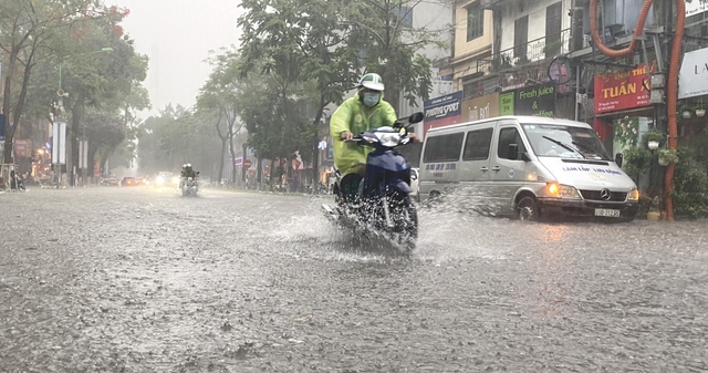Cảnh báo mưa dông, lốc tố khu vực nội thành Hà Nội trong những giờ tới - Ảnh 1.
