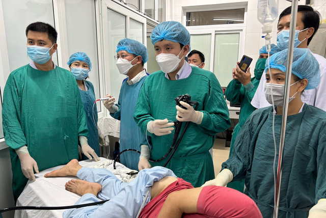 Bệnh viện Trung ương Huế chuyển giao kỹ thuật cao cho các bệnh viện ở Hà Tĩnh - Ảnh 1.