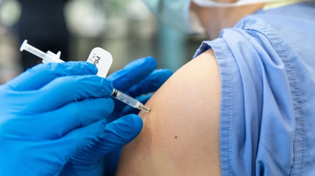 Tiêm vaccine COVID-19 mũi tăng cường, nên tiêm ở cánh tay nào? - Ảnh 2.