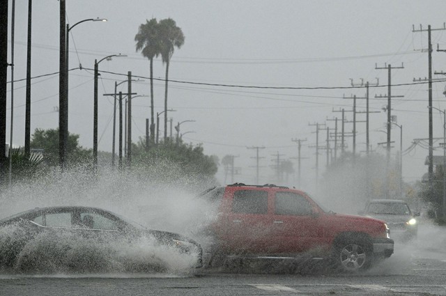 [Video] Bão Hilary đổ bộ California, gió giật mạnh, nước lũ dâng cuồn cuộn, ô tô ngập gần nóc - Ảnh 6.