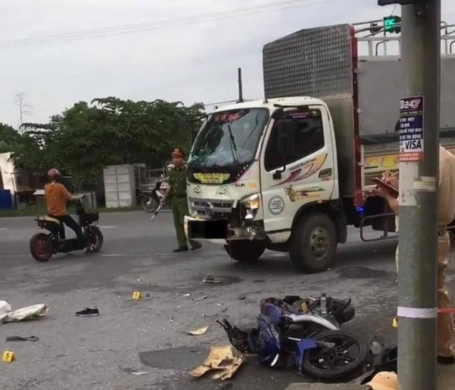 Khoảnh khắc 2 thanh niên trộm chó bị ô tô tải đâm trúng được camera ghi lại - Ảnh 2.