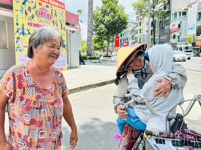 Người mẹ hơn 20 năm đạp xe chở con bán vé số khắp Sài Gòn để kiếm tiền chữa bệnh  - Ảnh 5.