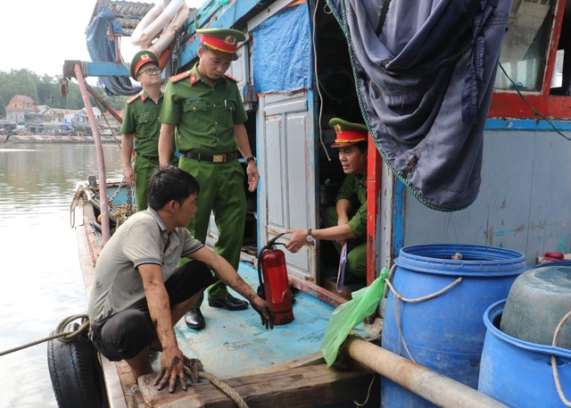 Kiểm tra công tác phòng chống chảy nổ tại các cảng cá Nghệ An - Ảnh 2.