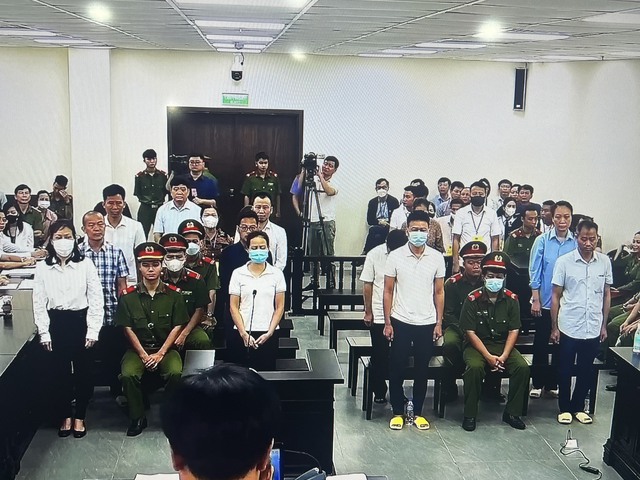 Ông Nguyễn Đức Chung cùng 14 người hầu tòa trong vụ nâng khống giá cây xanh tại Hà Nội - Ảnh 9.