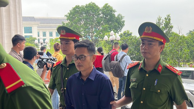 Ông Nguyễn Đức Chung cùng 14 người hầu tòa trong vụ nâng khống giá cây xanh tại Hà Nội - Ảnh 7.